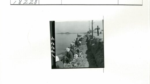 河边洗衣的戴头巾人群.jpg