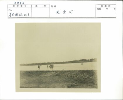 河边浅滩人群与远树景色.jpg