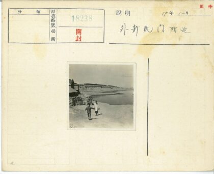 河边漫步晴空石屋景.jpg