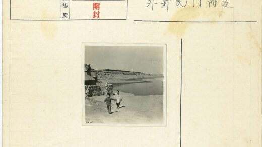 河边漫步晴空石屋景.jpg