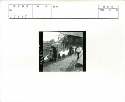 河边理发与市井生活.jpg