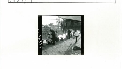 河边理发与市井生活.jpg
