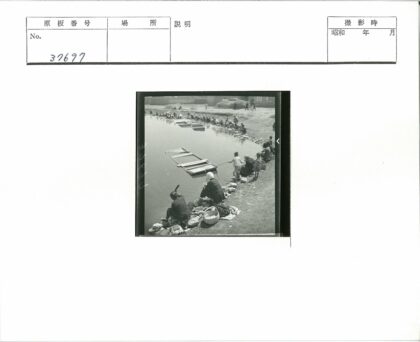 河边生活场景与建筑背景.jpg