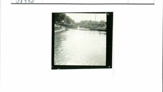 河边石堤与小船绿树.jpg