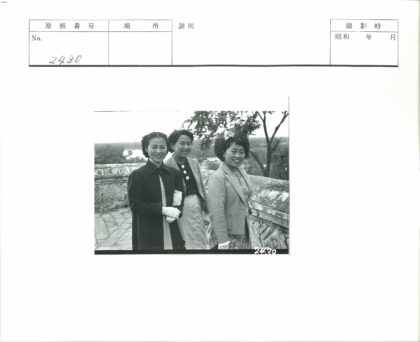 河边石栏旁的女人合影.jpg