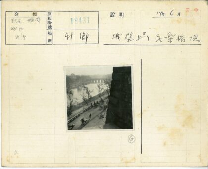 河边石桥与行人漫步.jpg