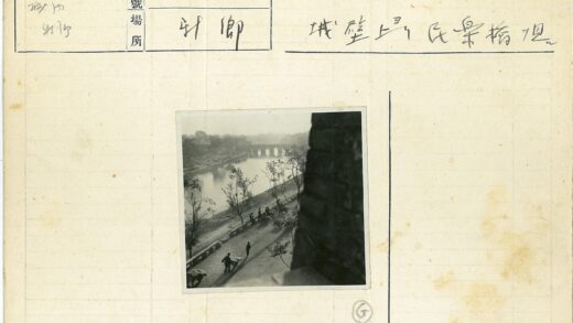 河边石桥与行人漫步.jpg