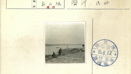 河边码头与带篮子的人.jpg