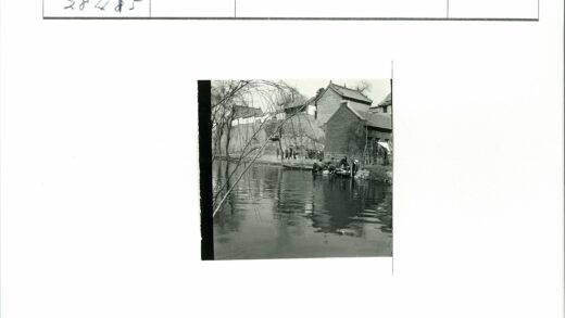 河边砖房与石墙风景.jpg