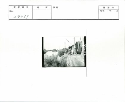 河边砖房土路与船只风景.jpg