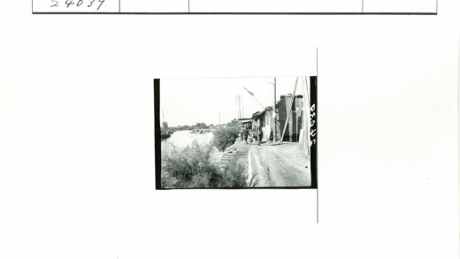 河边砖房土路与船只风景.jpg
