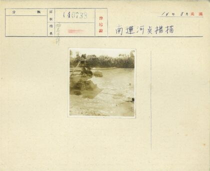 河边竹筏与自然景色.jpg