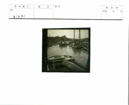 河边繁忙水路运输景象.jpg