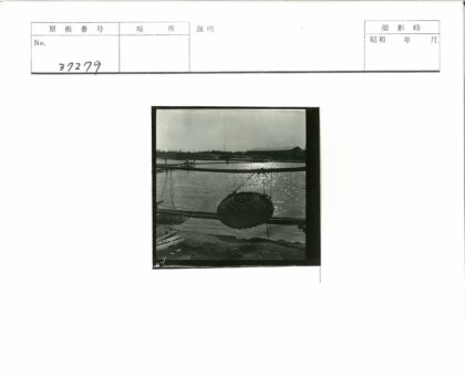 河边编织篮与建筑剪影.jpg