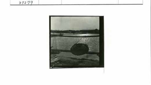 河边编织篮与建筑剪影.jpg