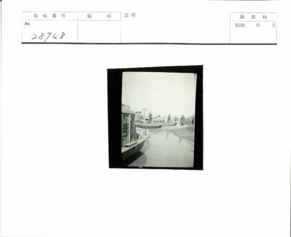 河边船上的人们与草岸.jpg