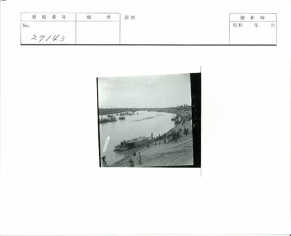 河边船只与人群聚集景观.jpg