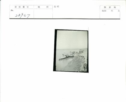 河边船只与散步人群.jpg