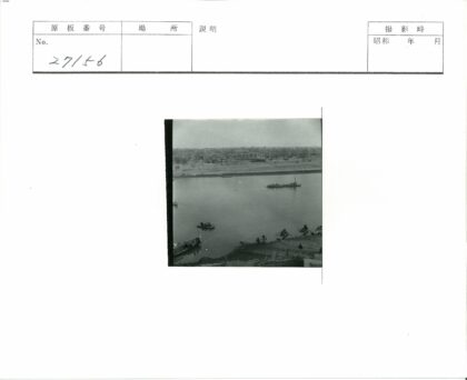 河边船只与村庄风光.jpg