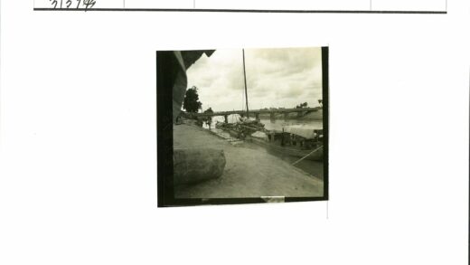 河边船只与桥景.jpg