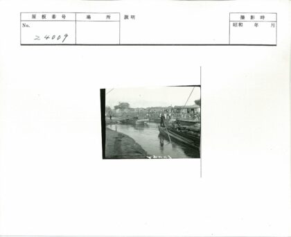 河边船只与民居风景.jpg
