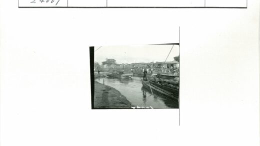 河边船只与民居风景.jpg