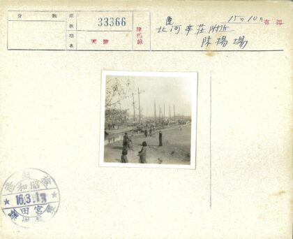 河边船只与行人.jpg