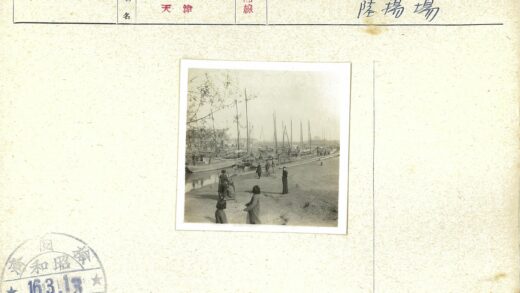 河边船只与行人.jpg