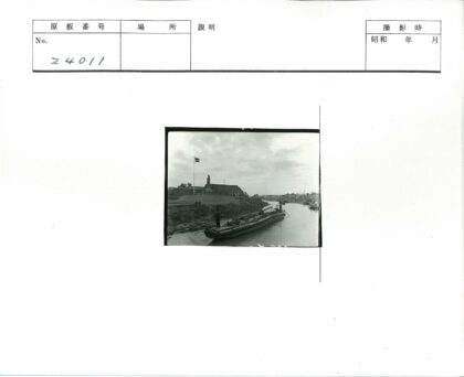 河边船行与国旗建筑.jpg