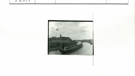 河边船行与国旗建筑.jpg