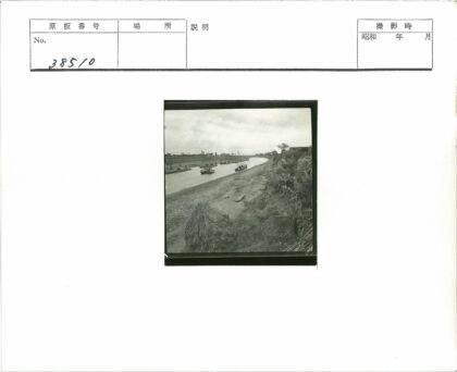 河边船行与干草前景景色.jpg