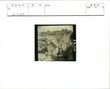 河边茅屋与河岸风光.jpg