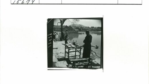 河边茶桌与烟囱风景.jpg