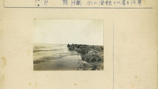河边草地人群晴朗天空.jpg