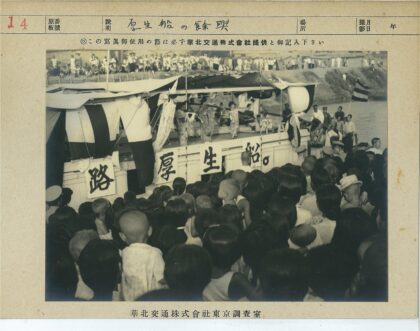 河边装饰船上的户外表演.jpg