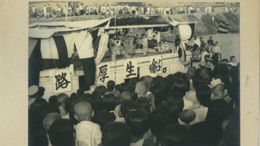 河边装饰船上的户外表演.jpg