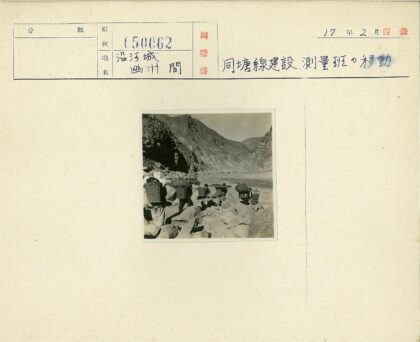 河边采篮人山景.jpg