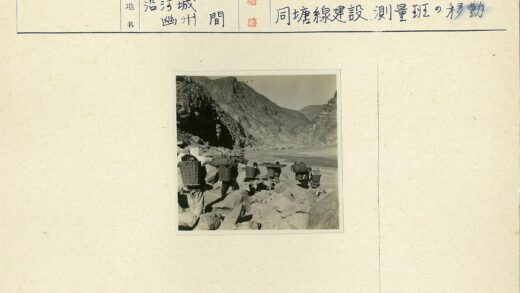 河边采篮人山景.jpg
