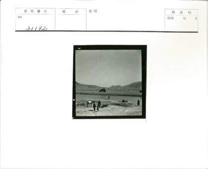 河边马车与远山风景.jpg