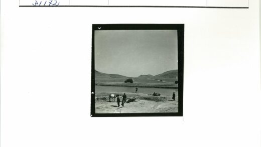 河边马车与远山风景.jpg