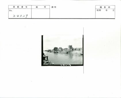 河边高楼人群聚集景色.jpg