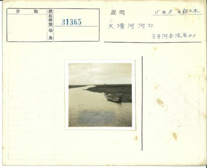 沼泽河畔木船与人.jpg