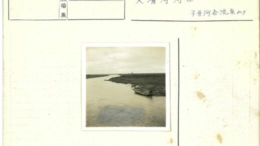 沼泽河畔木船与人.jpg