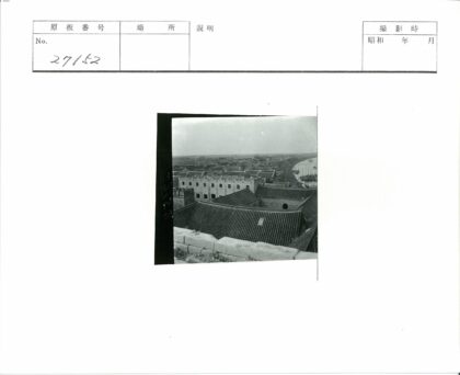 沿河瓦顶古建与船只.jpg