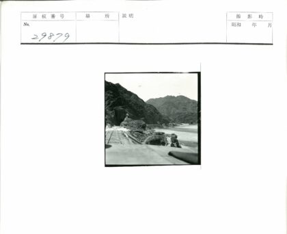 沿河铁轨与高山风景.jpg