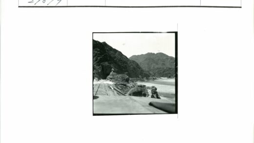 沿河铁轨与高山风景.jpg