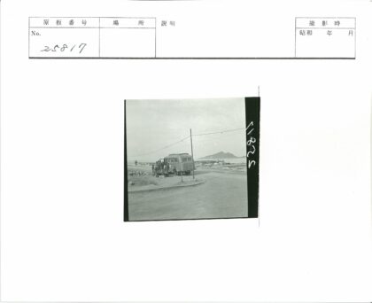 沿海公路旧巴士与山水风光.jpg