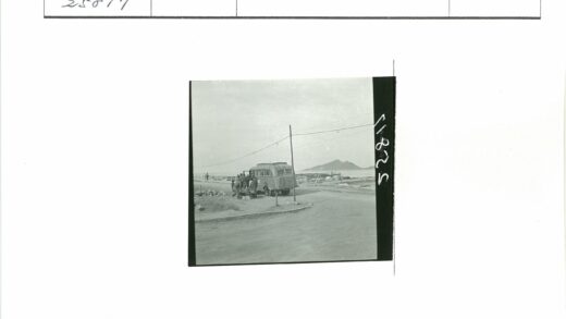 沿海公路旧巴士与山水风光.jpg