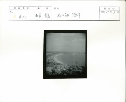 沿海小镇海岸线建筑与多云海景.jpg