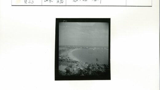沿海小镇海岸线建筑与多云海景.jpg